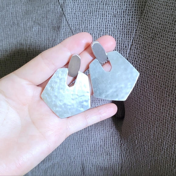 Kendra Scott "Finch" Drop Earrings in Rhodium🤍 - Picture 14 of 16